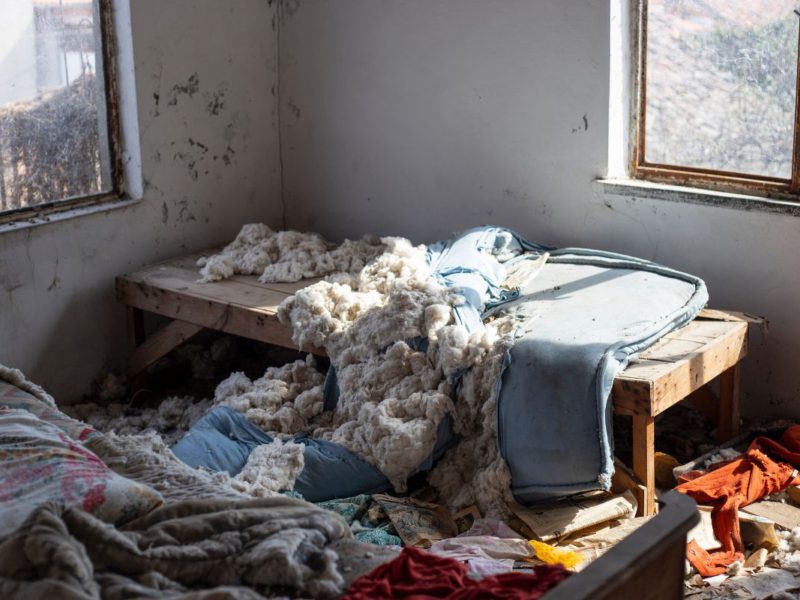 Lijkgeur en lijklucht verwijderen in een slaapkamer
